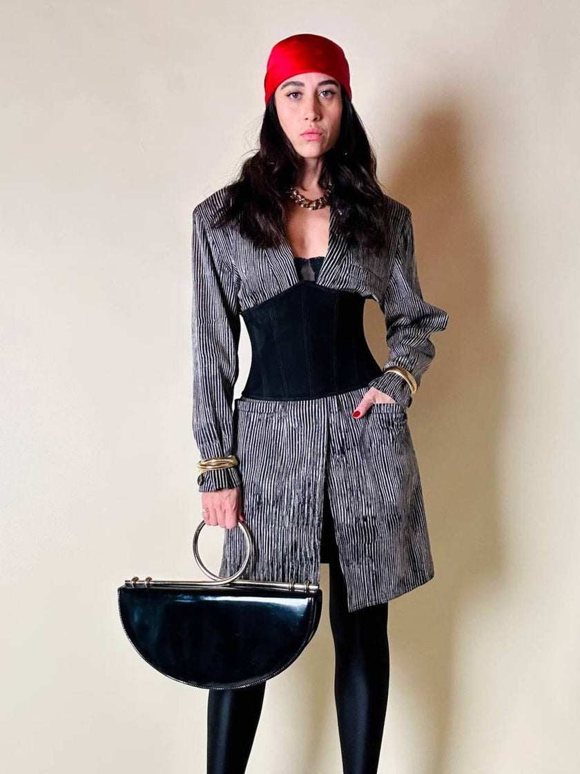 Borsa in vernice nera con manico design in metallo oro