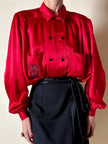 Camicia rossa in raso di seta con ricamo e bottoni gioiello “Valentino Garavani”