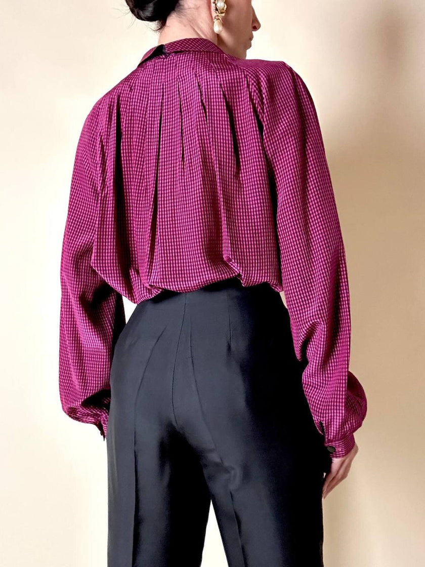 Camicia in seta a quadretti fucsia e neri con con fiocco al collo “Valentino”