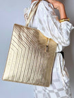 Bolso tote vintage Yves Saint Laurent de piel laminada dorada con diseño matelassé chevron