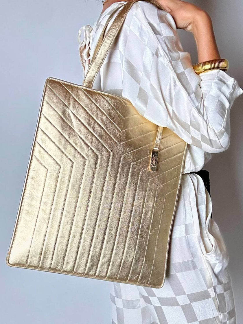 Bolso tote vintage Yves Saint Laurent de piel laminada dorada con diseño matelassé chevron