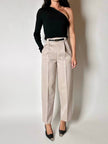 Pantalone vintage in fresco di lana greige con pince e abbottonatura su ambo i lati