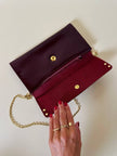 Pochette in pelle spazzolata bordeaux con tracolla in catena