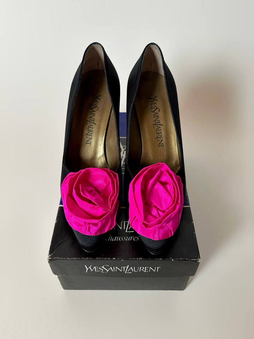 Décolleté vintage Yves Saint Laurent in raso di seta nero con rosa di taffetà fucsia