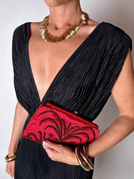 Pochette vintage in seta rosso cardinale ricamata con perline tono su tono