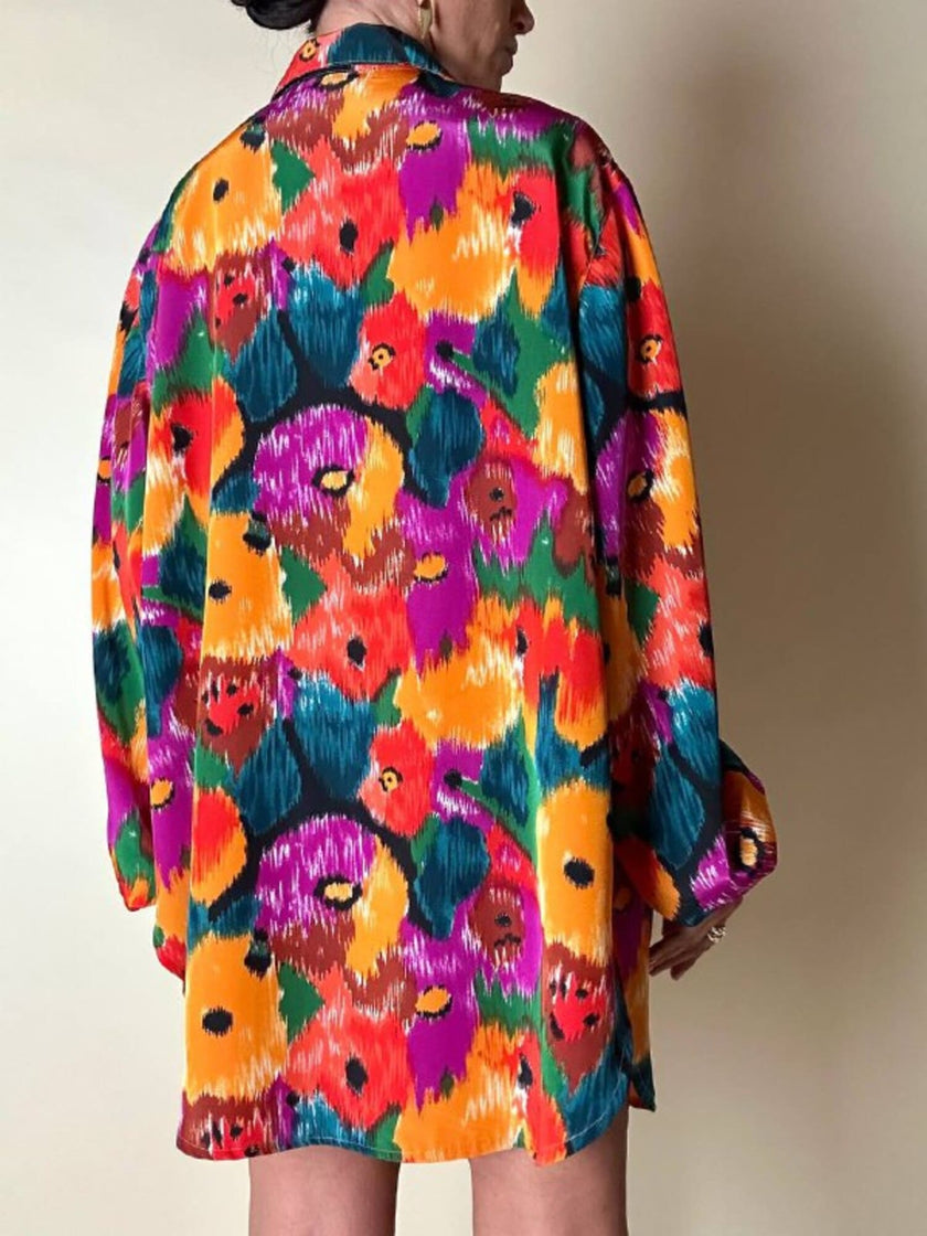 Oversized-Hemd mit buntem Blumenmuster und goldenen Knöpfen