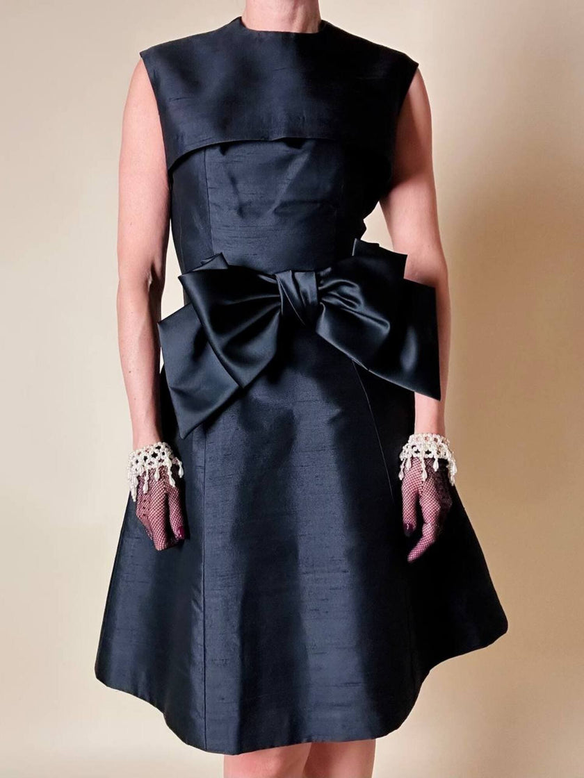 Abito sartoriale in shantung nero con bolero in coordinato