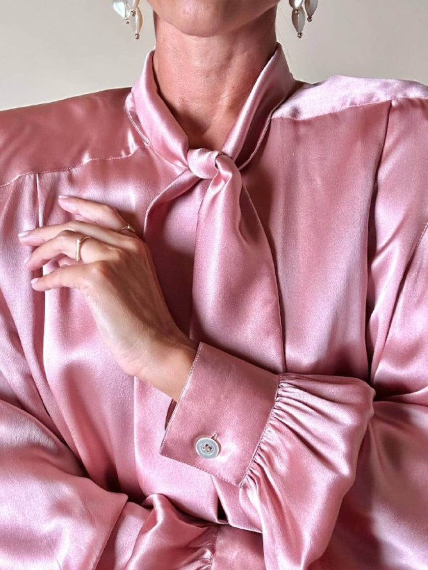 Camicia con fiocco al collo in raso di seta rosa 