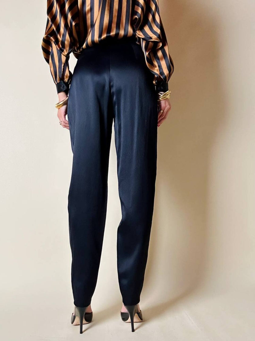 Pantalone a vita alta con pince in raso nero “Gianni Versace”