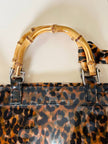 Clever Carriage Co. Tote-Bag aus leopardenmuster-PVC mit Griffen aus echtem Bambus