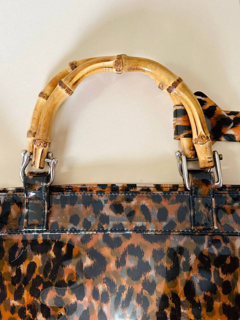 Clever Carriage Co. Tote-Bag aus leopardenmuster-PVC mit Griffen aus echtem Bambus