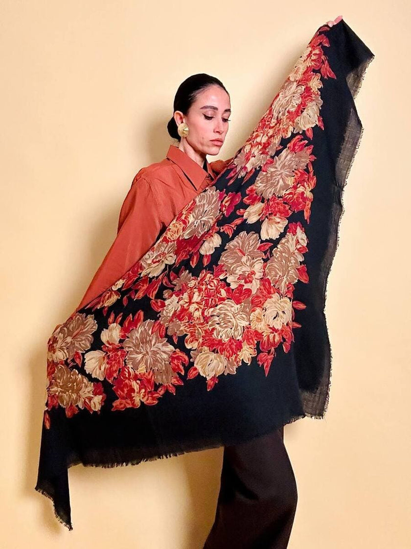 Scialle in lana nera con fiori barocchi