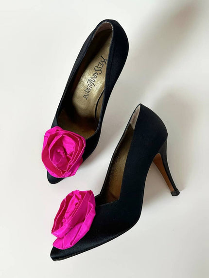 Décolleté vintage Yves Saint Laurent in raso di seta nero con rosa di taffetà fucsia