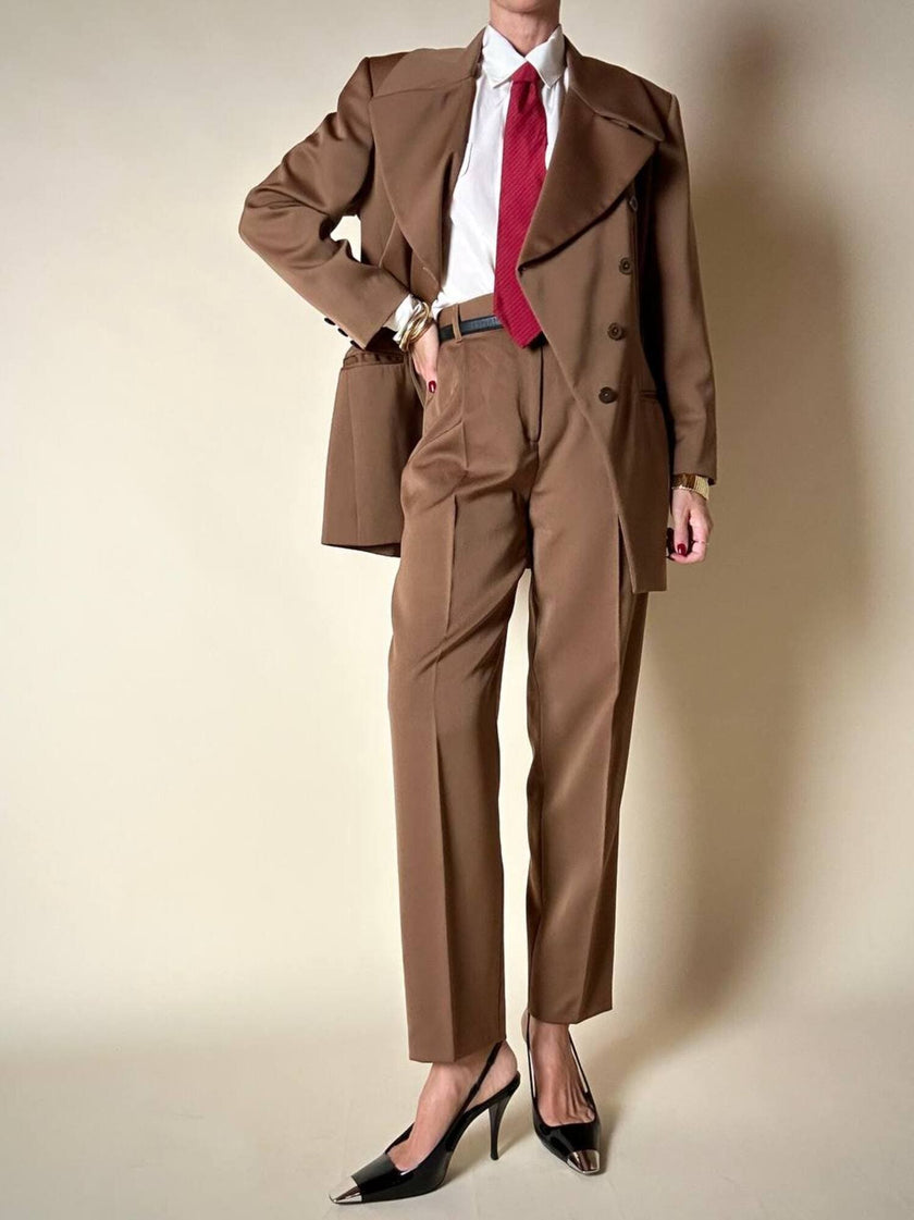 Tailleur giacca/pantalone in rasato di lana color caramello “Byblos”