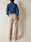 Pantalone sartoriale con piega e abbottonatura frontale color cammello chiaro