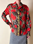 Camicia in seta leopardata con rose rosse e dettagli barocchi “Laurèl”