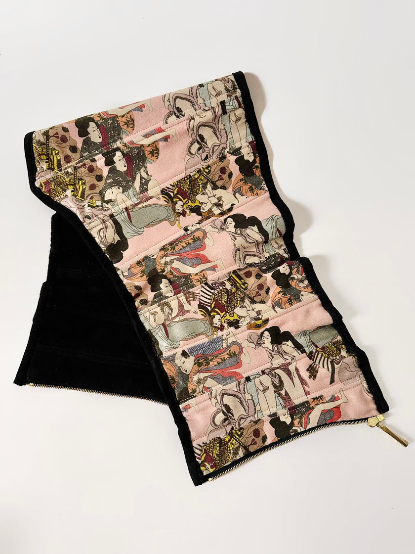 Stringivita vintage in camoscio nero con fodera in seta stampa erotica