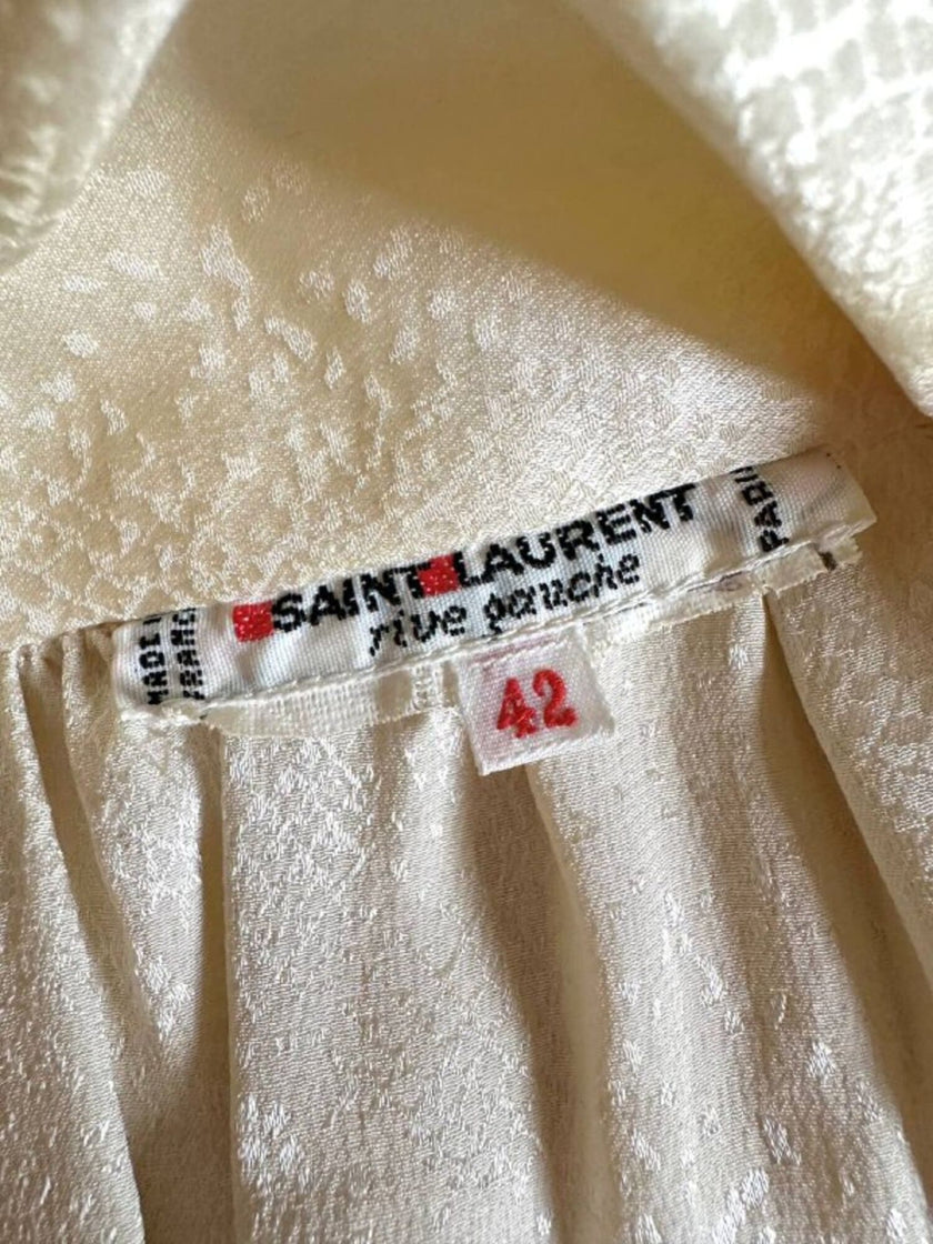 Blusa Yves Saint Laurent con fiocco al collo in seta jacquard avorio fantasia pitone