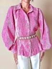 Camicia rosa in tessuto micro plissé con bottoni in madreperla “Ganni”
