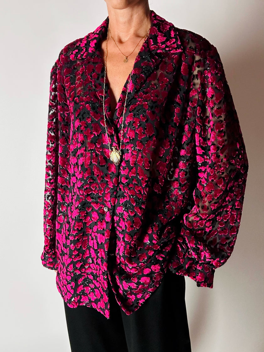 Camicia vintage in velluto dévoré amarena e lurex nero con motivo animalier