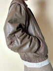 Bomber con maniche rimovibili in pelle color fango “Arpell”