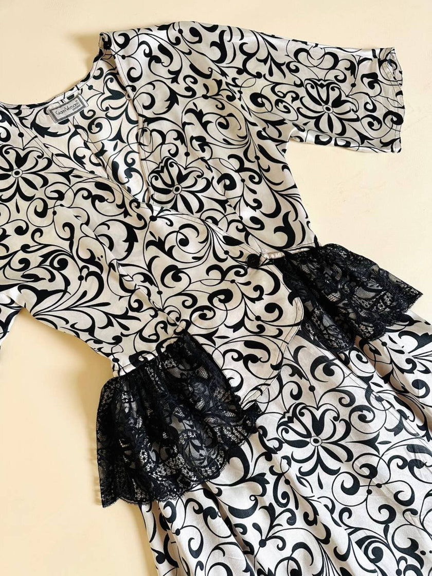 Abito lungo in raso di seta bianco con arabeschi neri “Gianni Versace”