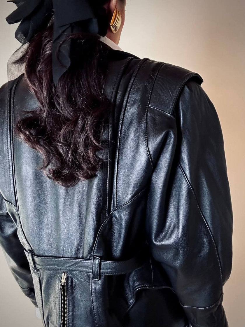 Biker vintage in pelle nera con cintura in vita e fodera couture