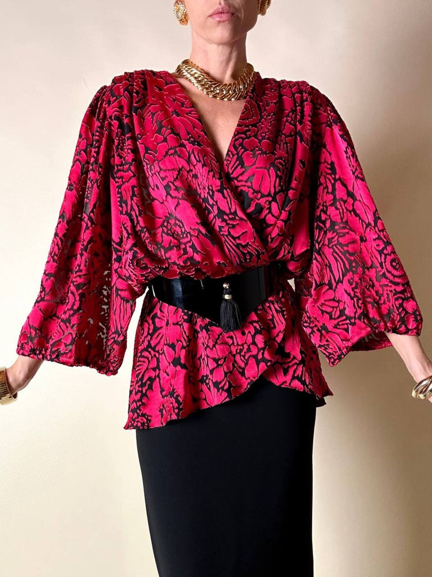 Blusa in chiffon devorè nero con damaschi in raso rosso/fucsia