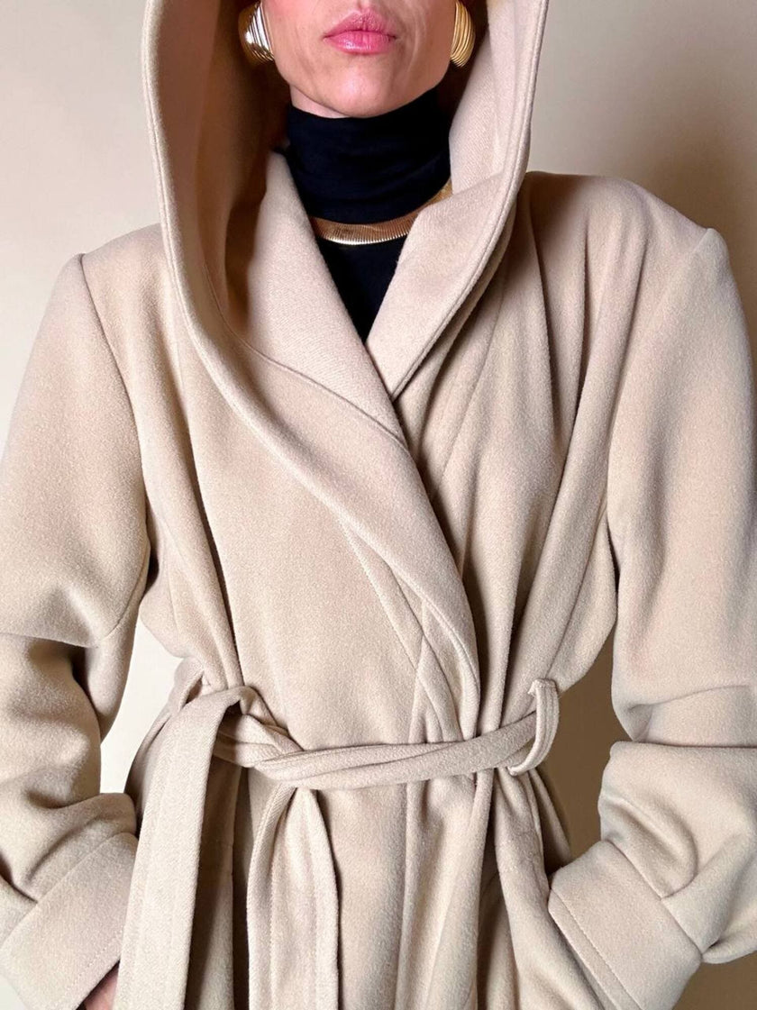 Cappotto lungo a vestaglia con cappuccio in drap di lana beige “Yves Saint Laurent”