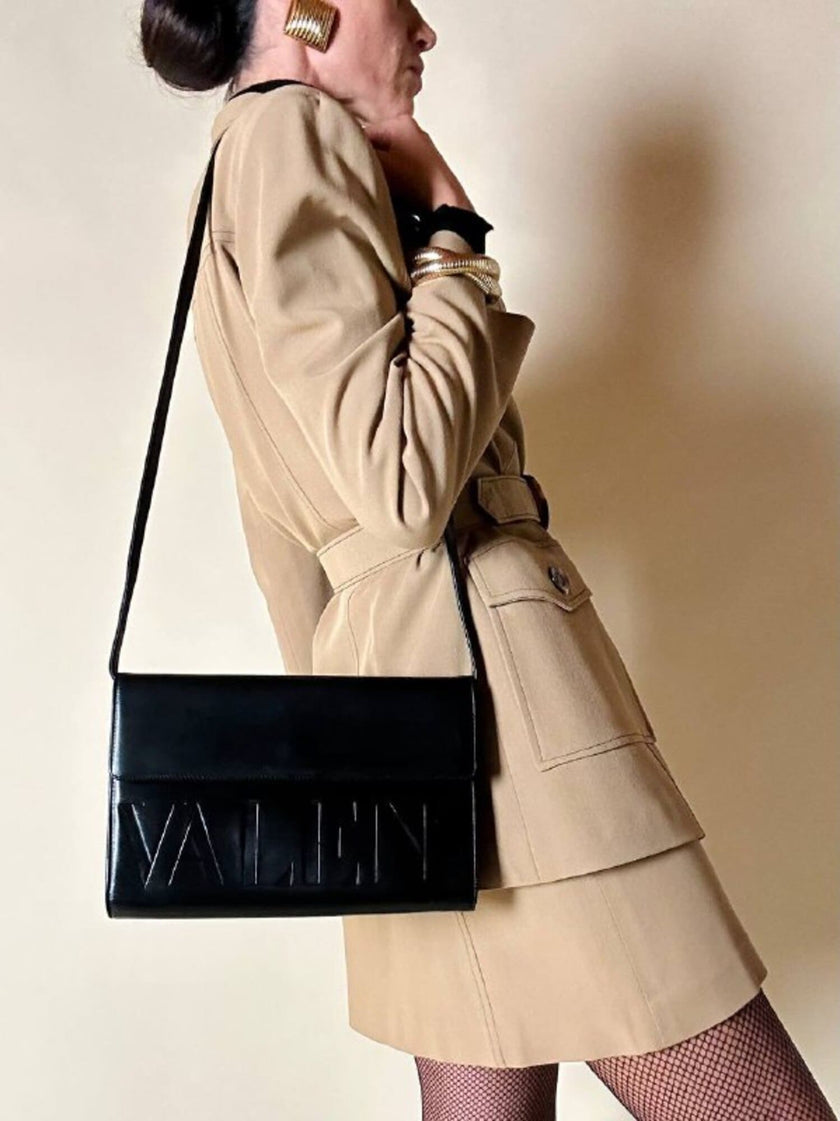 Borsa a tracolla modello a busta in pelle nera “Valentino”