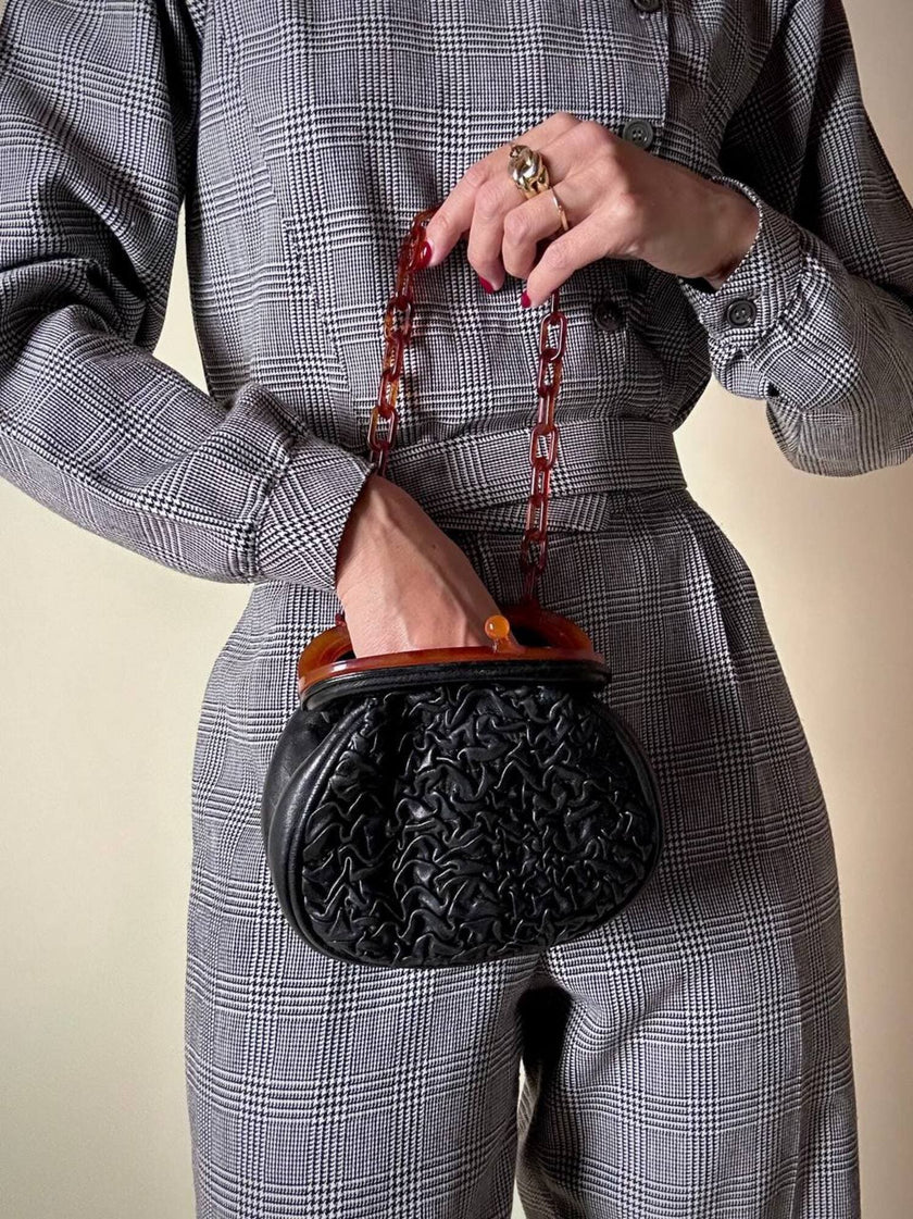 Borsa vintage in pelle nera goffrata con chiusura a scatto e catena in resina ambrata