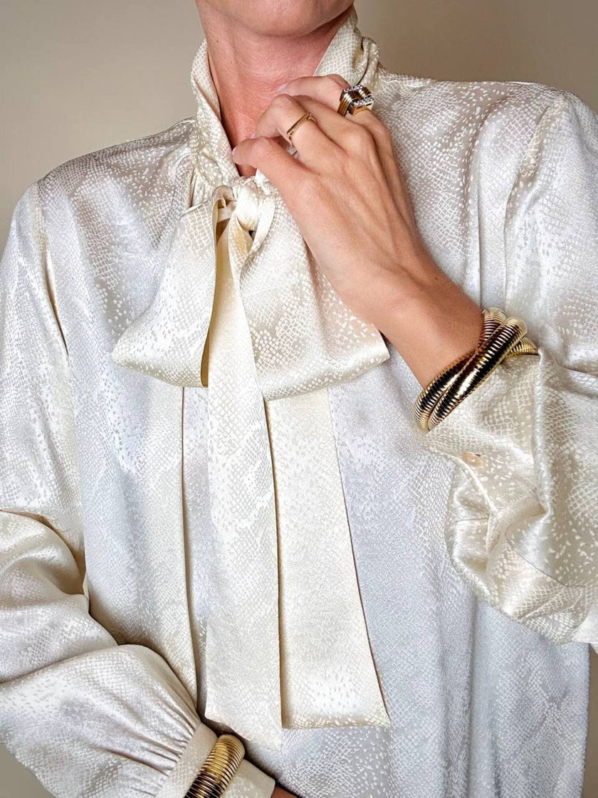 Blusa Yves Saint Laurent con fiocco al collo in seta jacquard avorio fantasia pitone