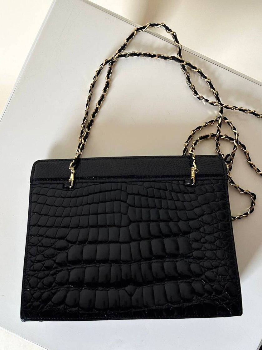 Borsa vintage in pelle nera lucida stampa coccodrillo con manici in catena oro