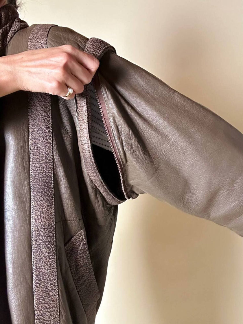 Bomber con maniche rimovibili in pelle color fango “Arpell”