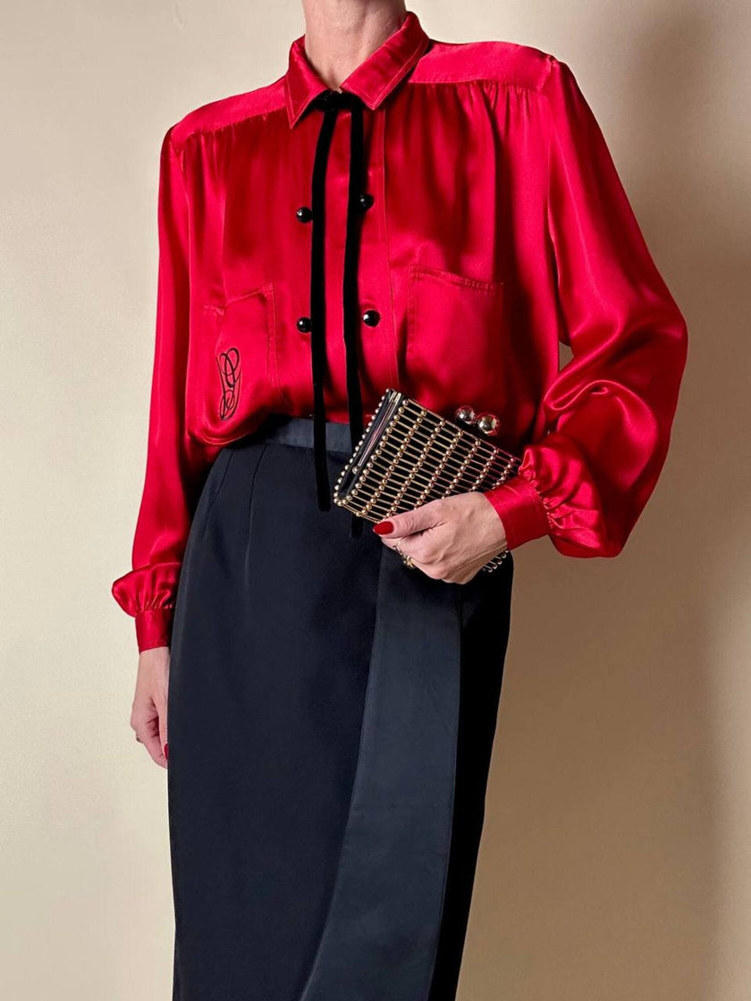 Camicia rossa in raso di seta con ricamo e bottoni gioiello “Valentino Garavani”