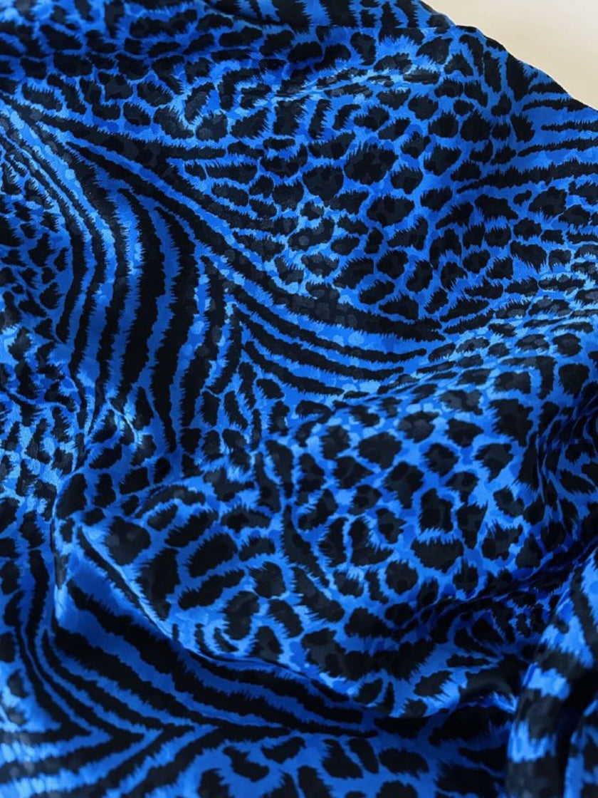 Blusa Yves Saint Laurent in seta jacquard blu elettrico con fantasia animalier nera