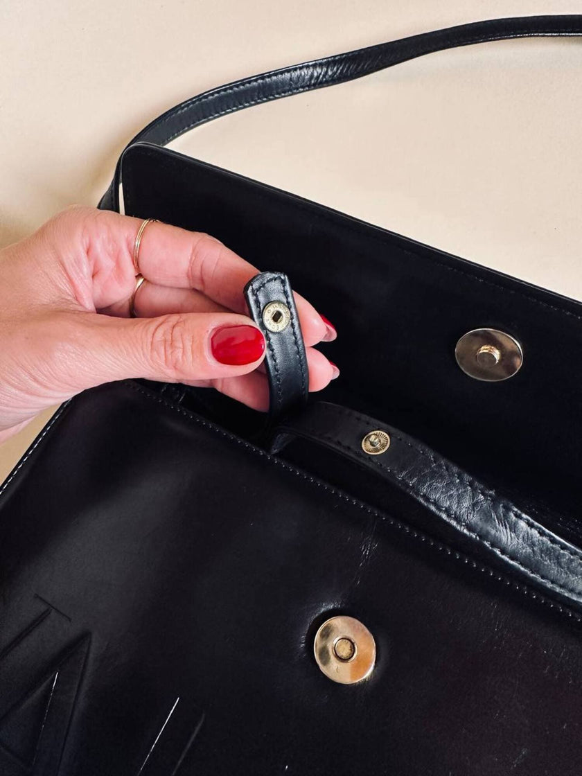 Borsa a tracolla modello a busta in pelle nera “Valentino”