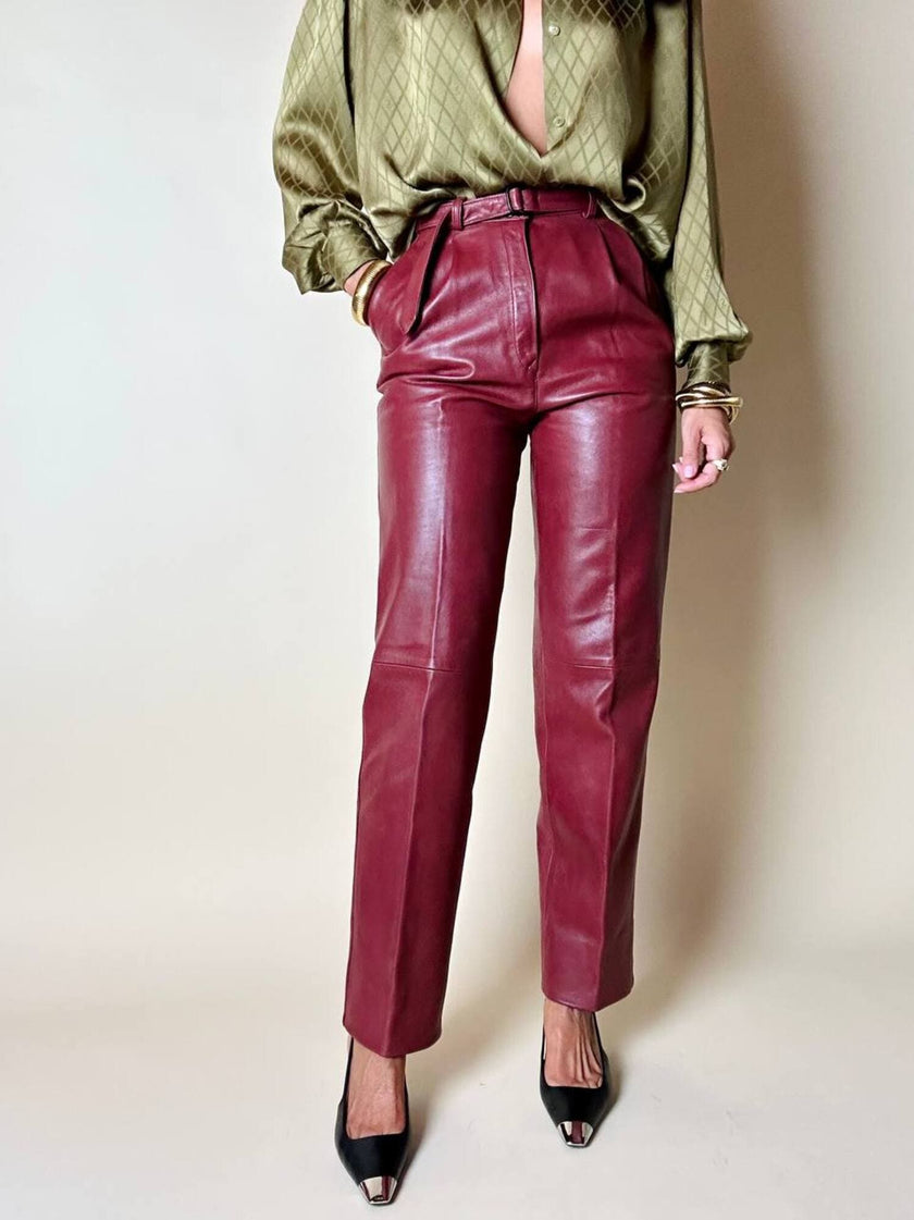 Pantalone in pelle mattone rosato a vita alta con pince e cintura in coordinato La Matta