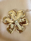 Spilla dorata a forma di fiore con perla cabochon “Yves Saint Laurent”