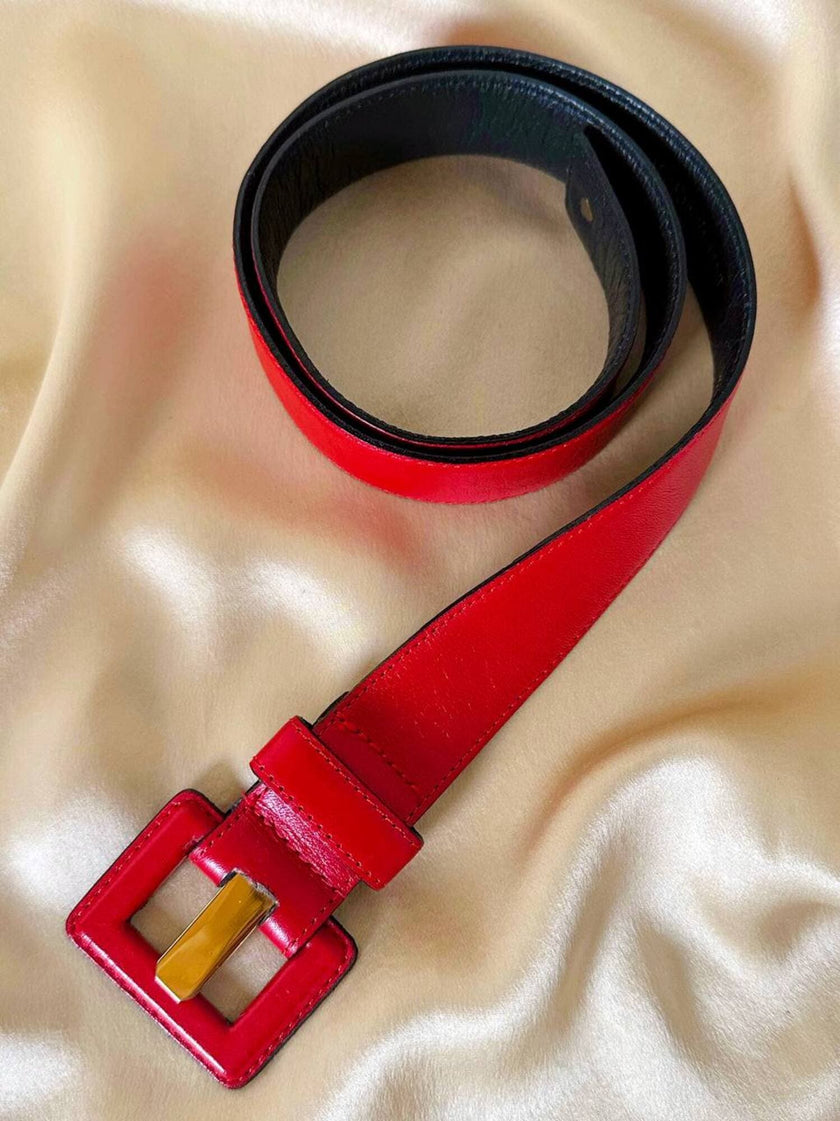 Cintura Yves Saint Laurent in pelle rossa con fibbia ricoperta e borchia dorata con logo YSL