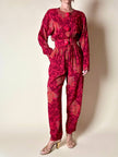 Jumpsuit sartoriale a fantasia floreale nei toni del rosso e maxi bottoni