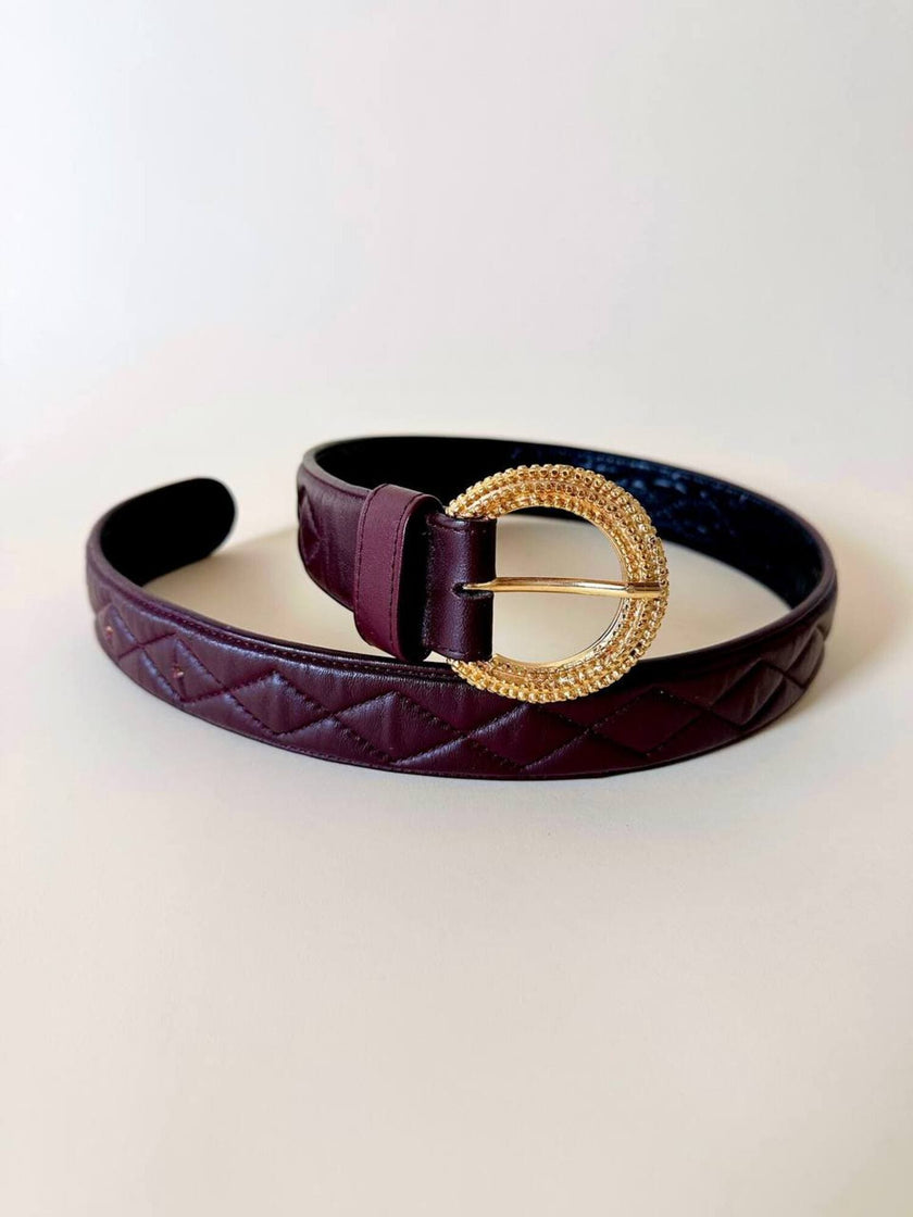 Cintura in pelle bordeaux trapuntata con fibbia dorata effetto filigrana