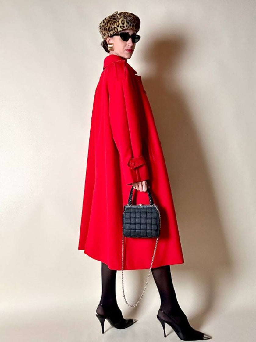Cappotto rosso oversize con bottoni quadrati