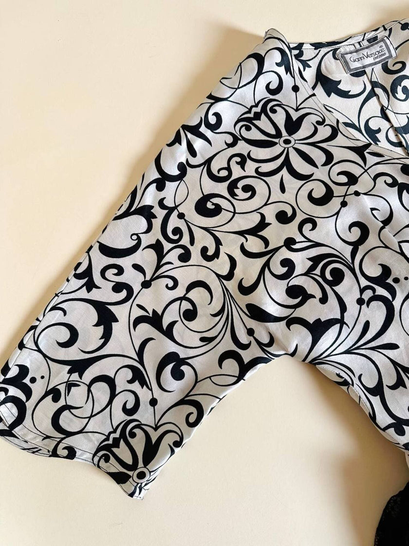 Abito lungo in raso di seta bianco con arabeschi neri “Gianni Versace”