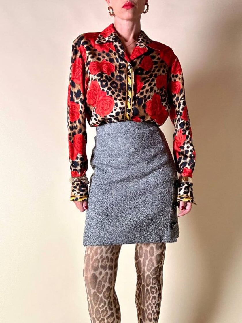 Camicia in seta leopardata con rose rosse e dettagli barocchi “Laurèl”