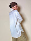 Camicia in raso avorio con bottoni gioiello “Divina”