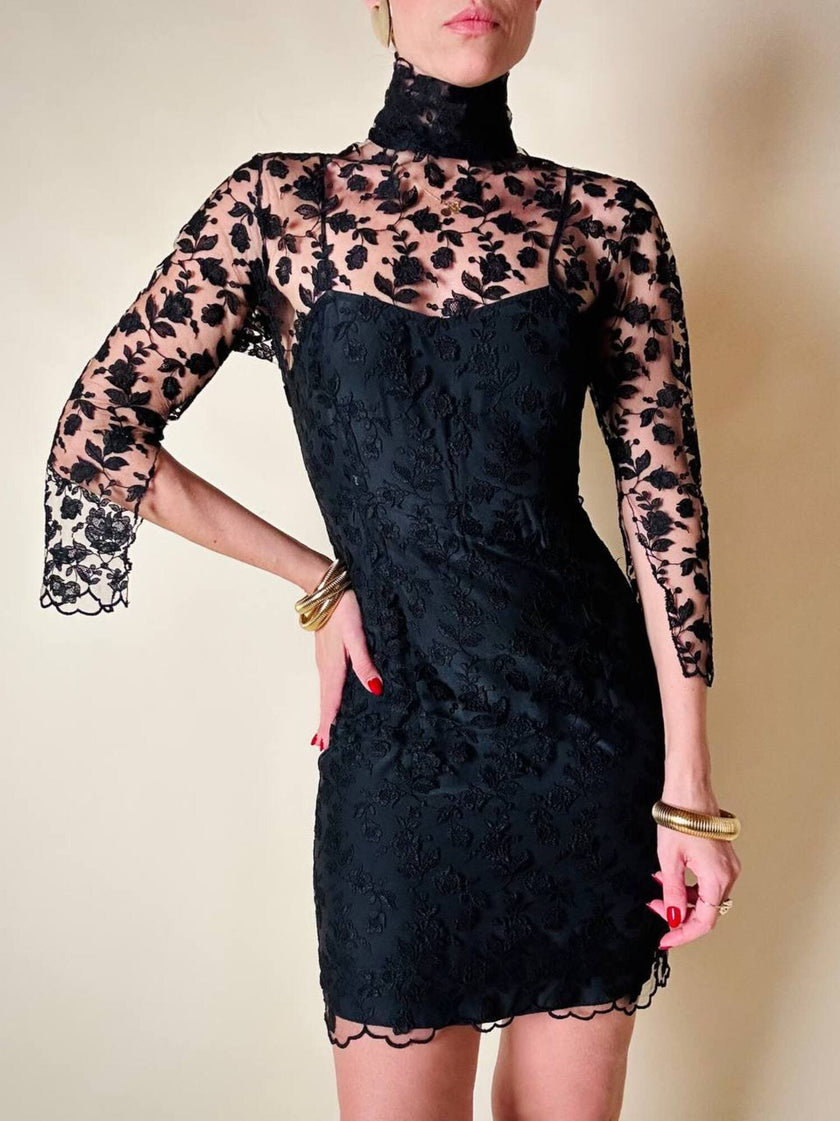 Mini abito sartoriale in tulle nero con ricami floreali