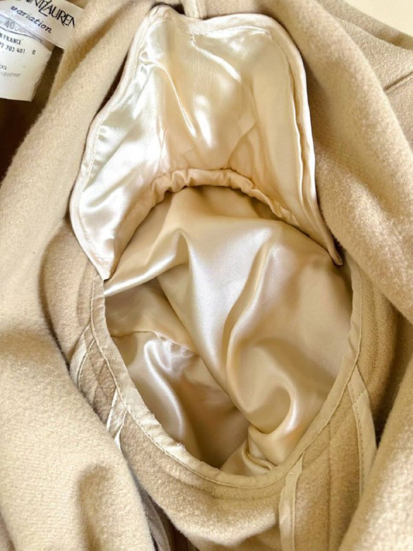 Cappotto lungo a vestaglia con cappuccio in drap di lana beige “Yves Saint Laurent”