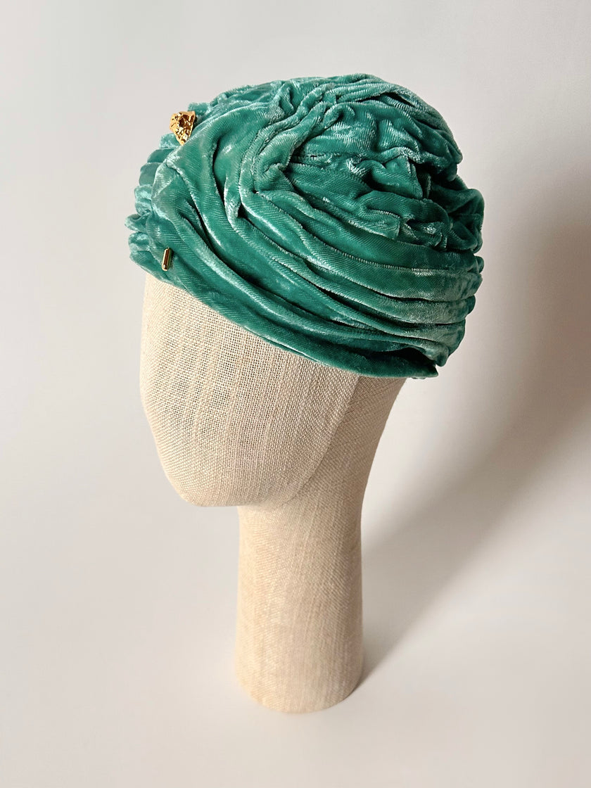 Turbante vintage fatto a mano in velluto verde acqua con drappeggi