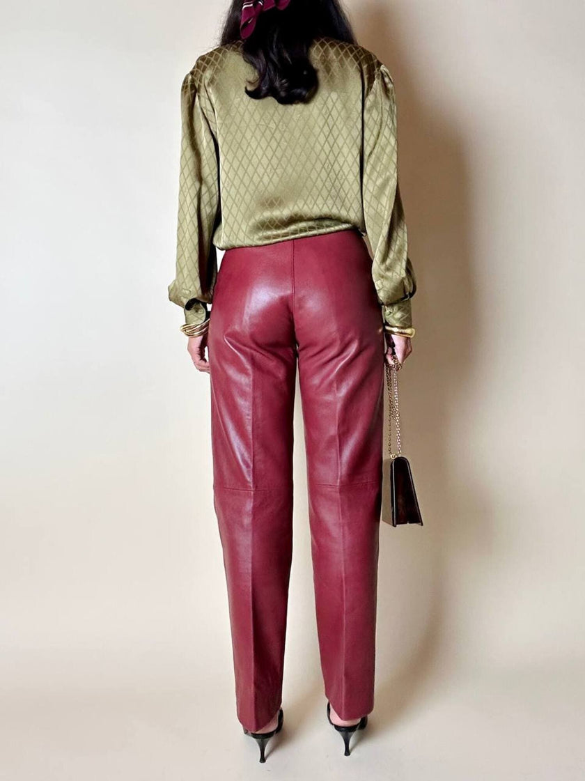 Pantalone in pelle mattone rosato a vita alta con pince e cintura in coordinato La Matta